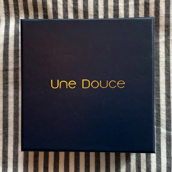 Une Douce Sunflower You Are My Sunshine Pendant Necklace and Earrings Set - Picture 9 of 9